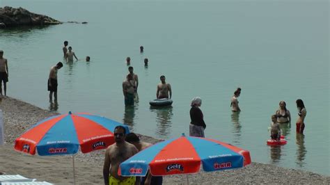 P­l­a­j­d­a­ ­İ­s­t­i­k­l­a­l­ ­M­a­r­ş­ı­ ­o­k­u­n­u­n­c­a­ ­s­a­y­g­ı­ ­d­u­r­u­ş­u­n­a­ ­k­a­l­k­t­ı­l­a­r­